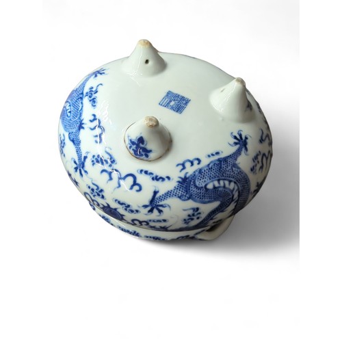 206 - Three pieces of Chinese blue and white ceramics, including prunus blossom ginger jar with cover and ... 