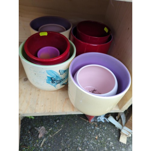 148B - Indoor and plastic plant pots, approx 12 ceramic & 15 plastic