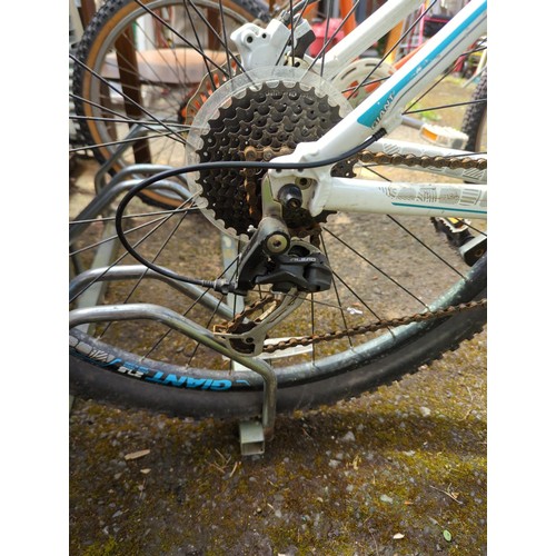 120 - Giant Tempt 27-gear mountain bike. 27.5