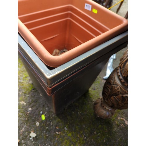 126 - 3 plastic square planters. Largest - W38cm, L38cm, H47cm.