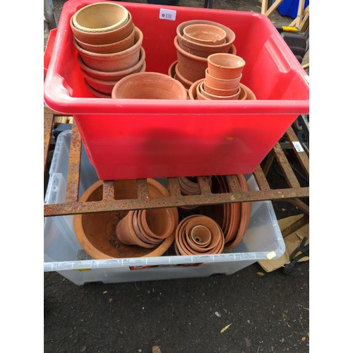 131 - Collection of small terracotta pots in 2 tubs. Largest pot - diameter 15cm, H13cm.