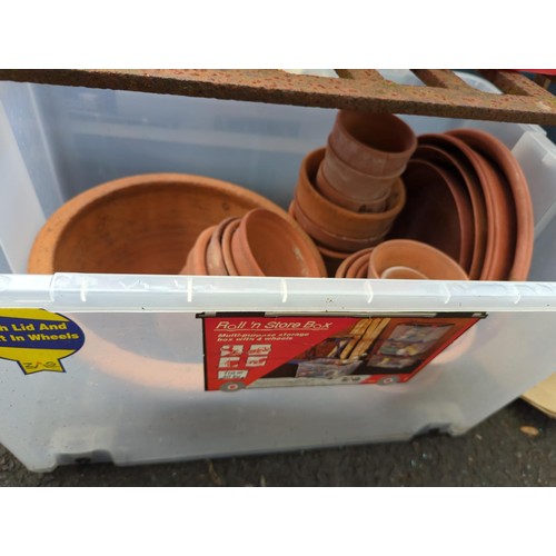 131 - Collection of small terracotta pots in 2 tubs. Largest pot - diameter 15cm, H13cm.