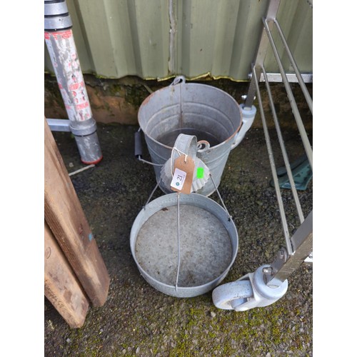 21 - Galvanised feeder/hanging basket + galvanised bucket.