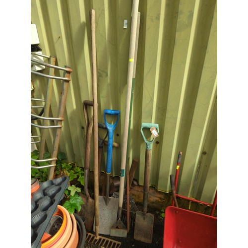 33 - Selection of long-handled tools inc. hoe, shovels, rake, fork etc.