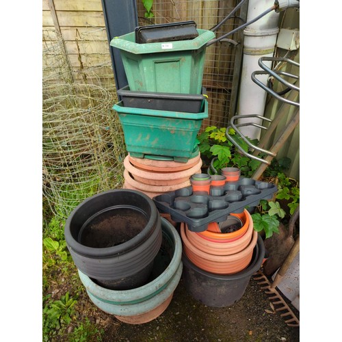 34 - Selection of various sized, plastic pots and planters. Largest height - 40cm. 