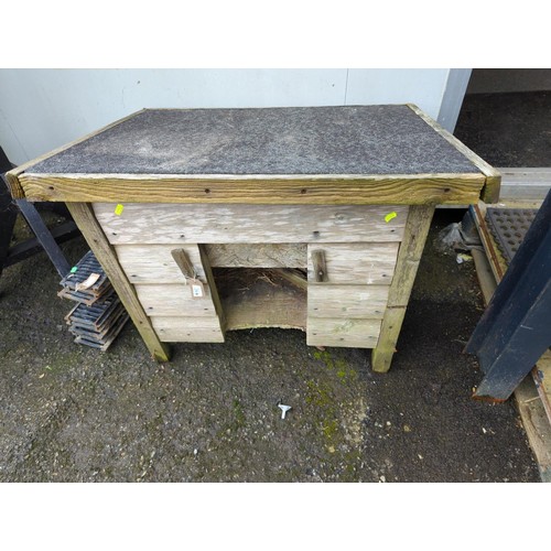 62 - Small duck house. W85cm, D70cm. H (max) 76cm.