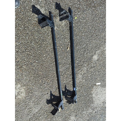 68 - Set of Thule roof bars. 