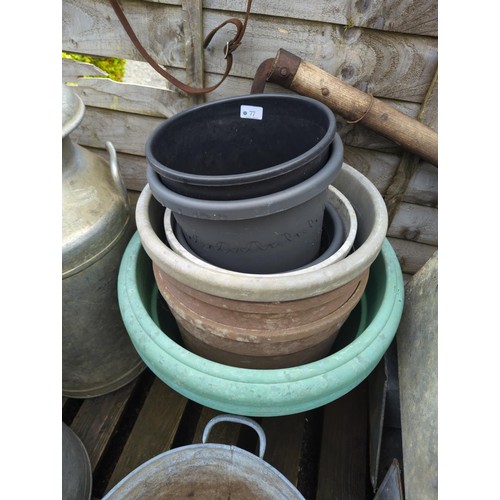 77 - 10 plastic pots of various sizes. Largest diameter - 50cm.