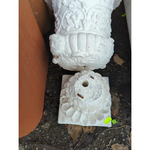 86 - 2 pedestal planters. Diameter - 29cm, H44cm.