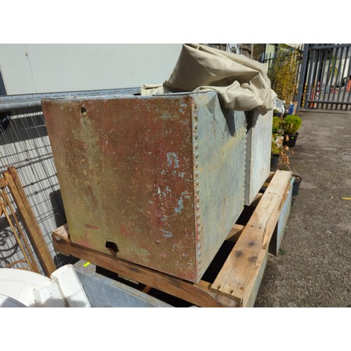 95 - Small, galvanised water tank. W51cm, L70cm, D52cm.