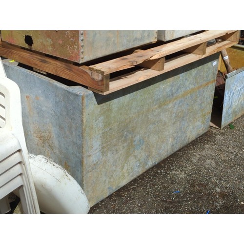 96 - Galvanised water tank. W122cm, L61cm, D65cm. 