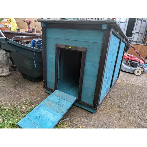 61 - Large, wooden duck / poultry house. W81cm, D120cm, H (max) 91cm.