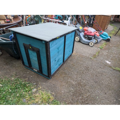 61 - Large, wooden duck / poultry house. W81cm, D120cm, H (max) 91cm.