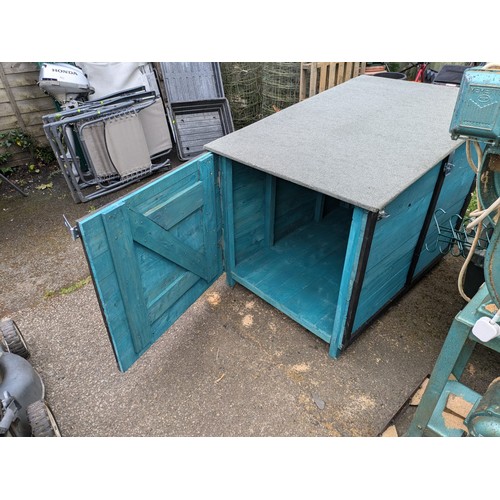 61 - Large, wooden duck / poultry house. W81cm, D120cm, H (max) 91cm.