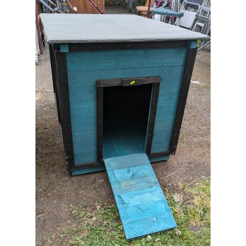 61 - Large, wooden duck / poultry house. W81cm, D120cm, H (max) 91cm.