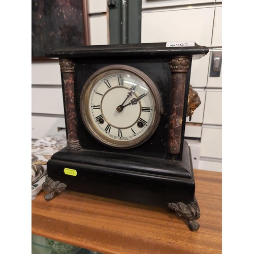 787 - Wooden, slate-effect mantle clock. Manufactured by Waterbury, USA. W16.5cm, D17cm, H28cm. With pendu... 