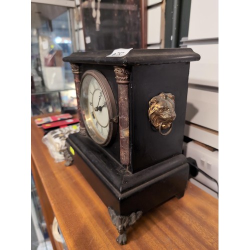 787 - Wooden, slate-effect mantle clock. Manufactured by Waterbury, USA. W16.5cm, D17cm, H28cm. With pendu... 