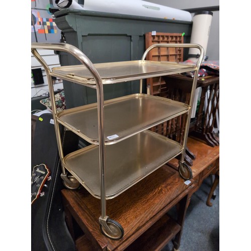 827 - Brass-coloured tea trolley. 