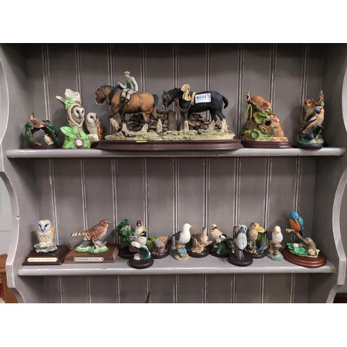 844 - 2 shelves of British wildlife figures inc. Border Fine Arts and Leonardo.