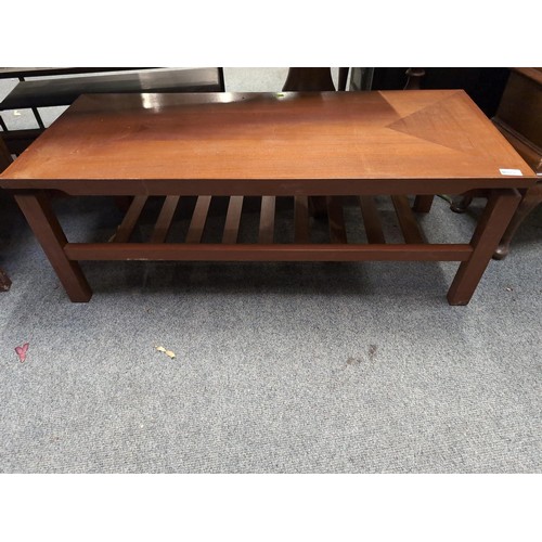 875 - Two teak coffee tables with lower slated shelves, 107x46x39cm and 65.5x40x39cm respectively