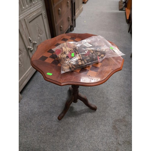 901 - Inlaid pedestal chess table with chess pieces. Diameter 53cm, H58cm. 