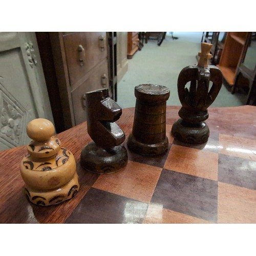 901 - Inlaid pedestal chess table with chess pieces. Diameter 53cm, H58cm. 