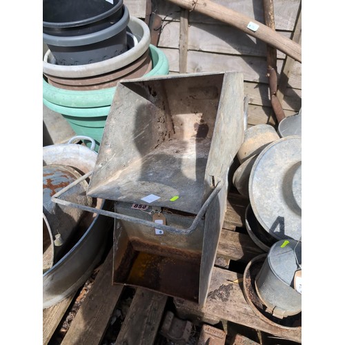 75 - 2 square, galvanised feeders + galvanised ash bucket.