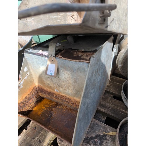 75 - 2 square, galvanised feeders + galvanised ash bucket.