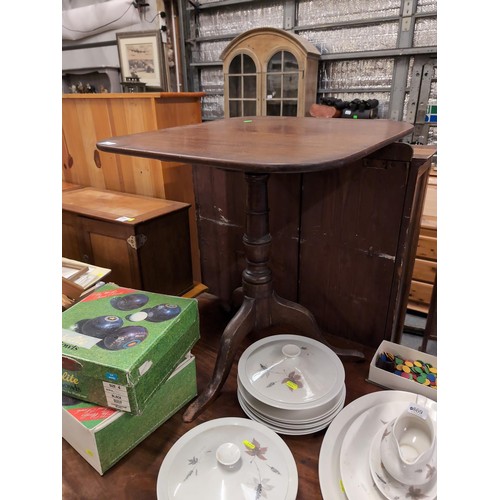 881 - Mahogany, tilt-top, pedestal table. L59cm, W60cm, H62cm.