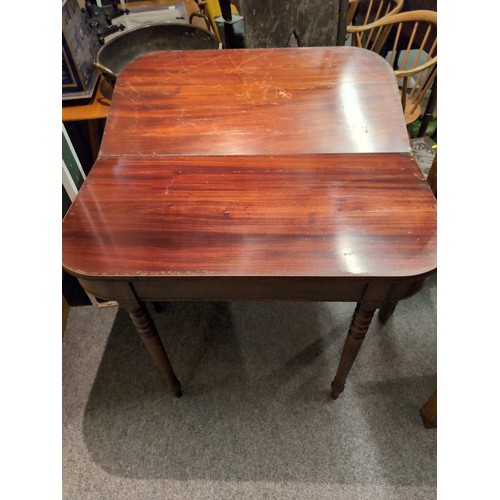 924 - Mahogany card table, folded 90x94.5cm,75cm