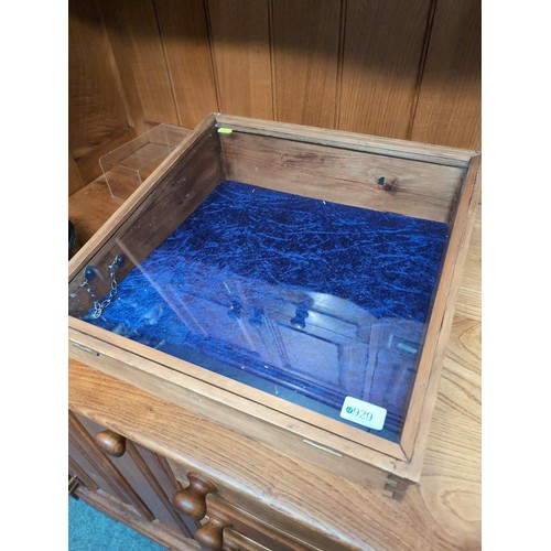 929 - Glass topped table top sellers case, width 46.5cm, depth 47cm, height 14.5cm