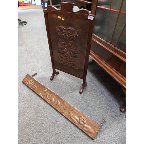 909 - Arts & Crafts hammered copper fire fender (98cm wide) and a hammered copper fire screen (83cm he... 