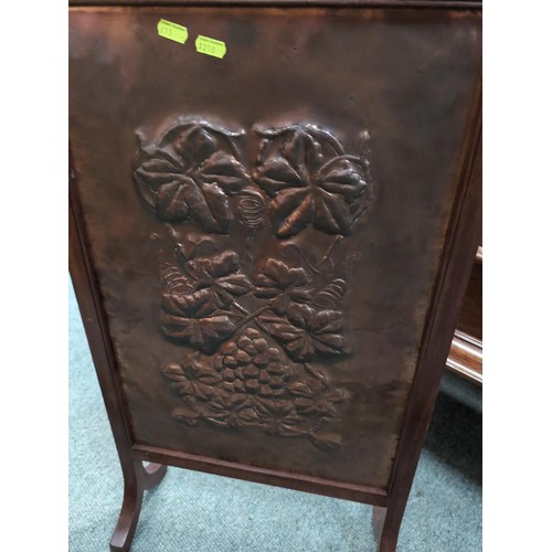 909 - Arts & Crafts hammered copper fire fender (98cm wide) and a hammered copper fire screen (83cm he... 