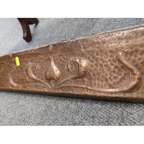 909 - Arts & Crafts hammered copper fire fender (98cm wide) and a hammered copper fire screen (83cm he... 