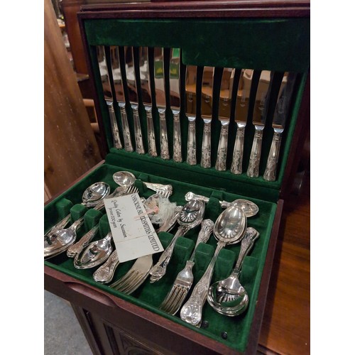 937 - Osborne Silversmiths silver plated Kings pattern canteen of flatware