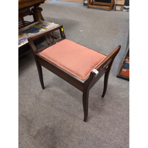 939 - Upholstered piano stool, 36x36x62cm