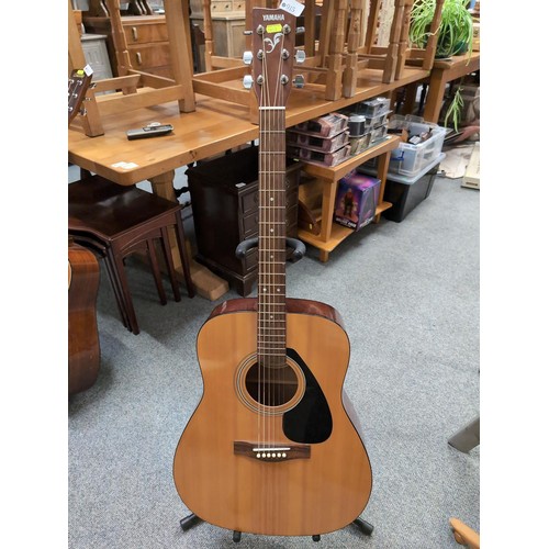 915 - Yamaha F310 acoustic guitar