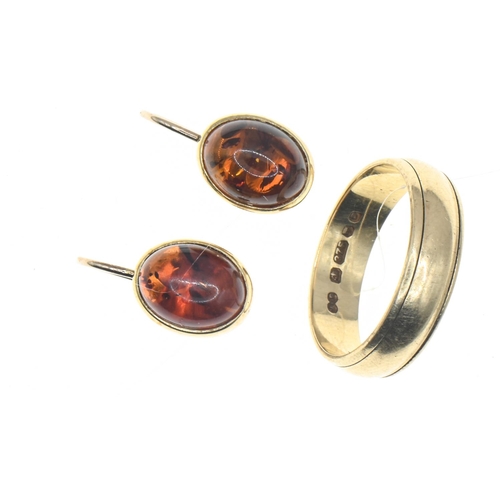 22 - 9ct gold band ring, together with a pair of 9ct gold and amber screw-back earrings, ring size K1/2, ... 