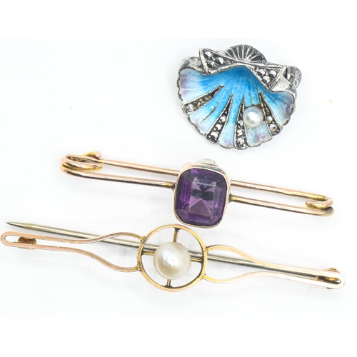 81 - Three brooches, including: an Edwardian 9ct gold and purple paste bar brooch, hallmarked Birmingham ... 