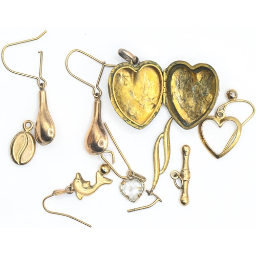 121 - 4.4 grams of mixed yellow metal jewellery and scrap, including a stone set pendant