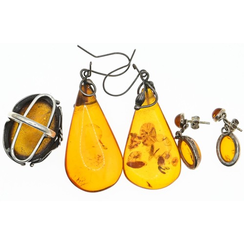 237 - Silver and amber jewellery, including a ring and two pairs of earrings, gross weight 23.71 grams