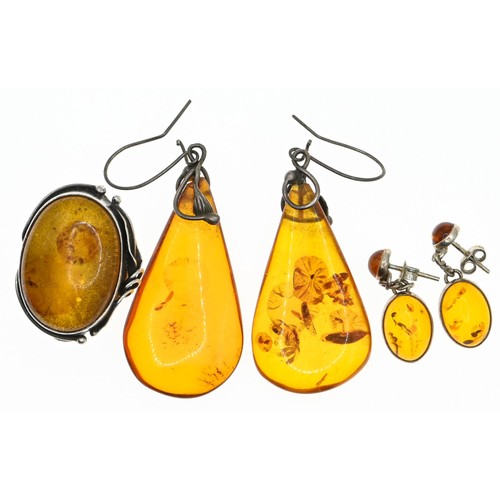 237 - Silver and amber jewellery, including a ring and two pairs of earrings, gross weight 23.71 grams