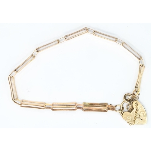 126 - 9ct gold gate link bracelet with heart-shaped padlock clasp, length 190mm, 5.73 grams