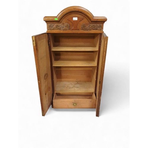 653 - Smokers/cigar cabinet. Stamped: Hoyo de Monterrey de Jose Gener, Habana.  2 shelves and lower, ... 