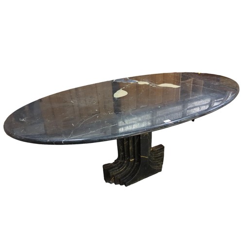 686 - Deco-style marble pedestal dining table. L179cm, W99cm, H73cm. 