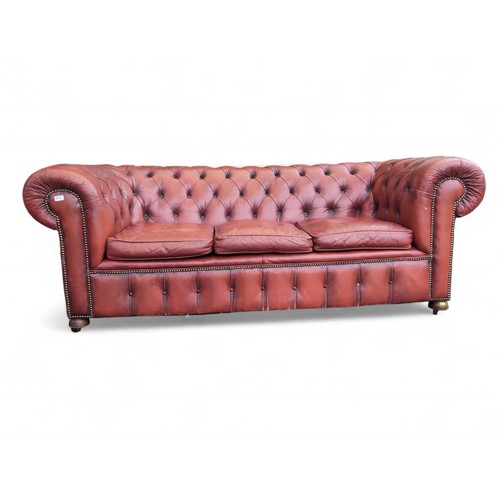 702 - Red leather Chesterfield style 3 seat settee. W211cm D96cm H76cm