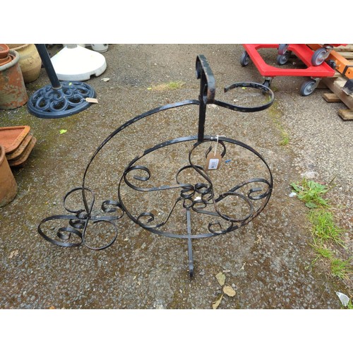 101 - Penny Farthing style metal plant pot frame, for 5 85mm diameter pots. H63cm