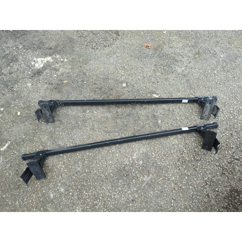 127 - Set of Thule roof bars