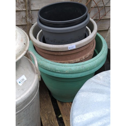 137 - Various plastic plant pots. Largest H39cm