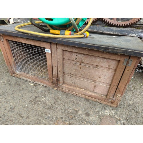 48 - Small animal hutch. W100cm D50cm H42cm